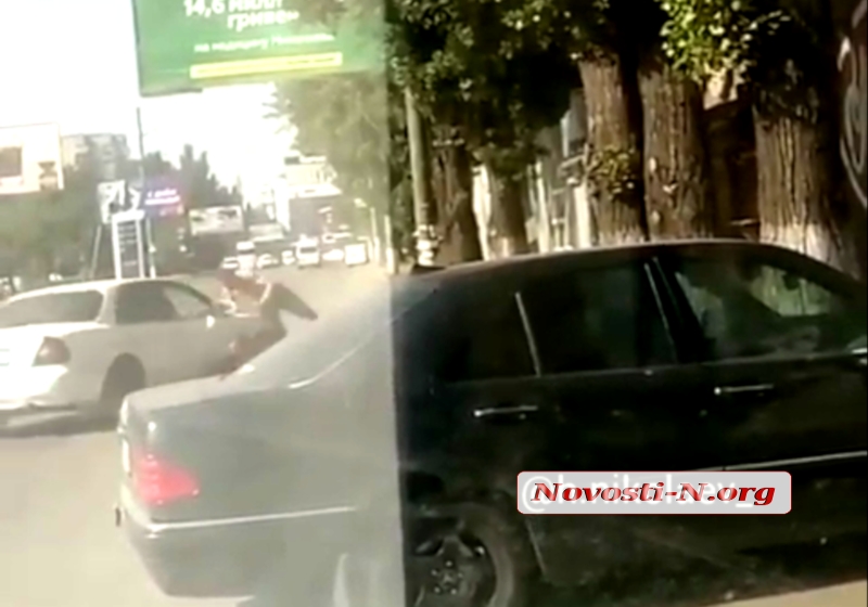 В Николаеве водитель прекратил драку, сбив на авто одного из участников. ВИДЕО