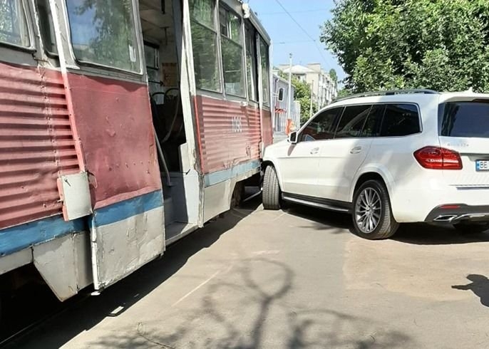 Автомобиль, который столкнулся с трамваем, принадлежит депутату Николаевского облсовета