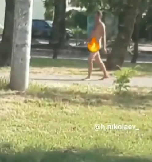 Жара в Николаеве: голый пешеход гулял по центру города. ВИДЕО 