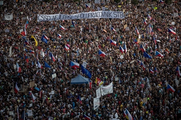 В Праге более 250 тысяч человек митинговали против власти