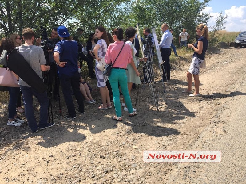 Как Зеленский в Николаеве побывал на худшей трассе в Украине. ФОТОРЕПОРТАЖ