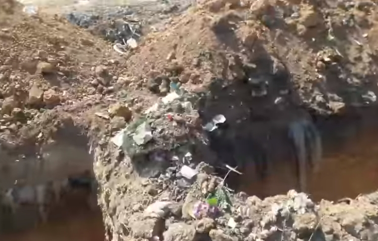 Жительница Николаева показала, как на кладбище роют могилы на кучах мусора. ВИДЕО