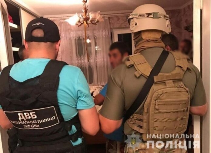 На Буковине разоблачили полицейских, продававших наркотики и алкоголь
