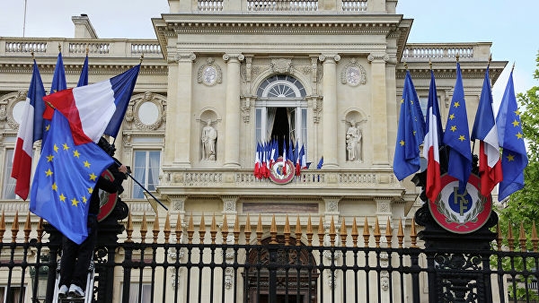 Санкции с России снимать еще рано - глава МИД Франции