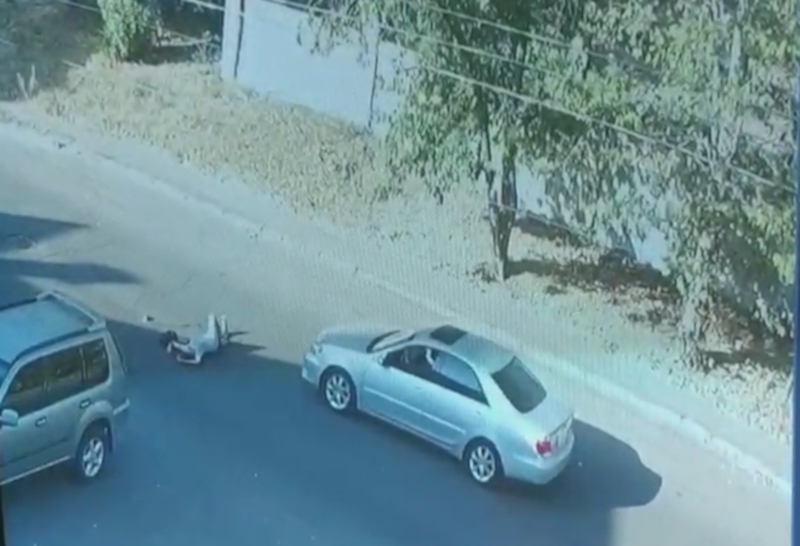 «Автоподстава» в Николаеве: девушка падает под колеса авто, создавая видимость ДТП. ВИДЕО