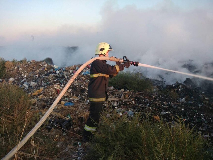 На Николаевщине ликвидировали пожар на свалке — усложнял тушение ветер