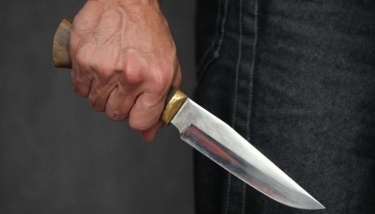На Центральном рынке в Николаеве пьяный мужчина напал на товарища с ножом