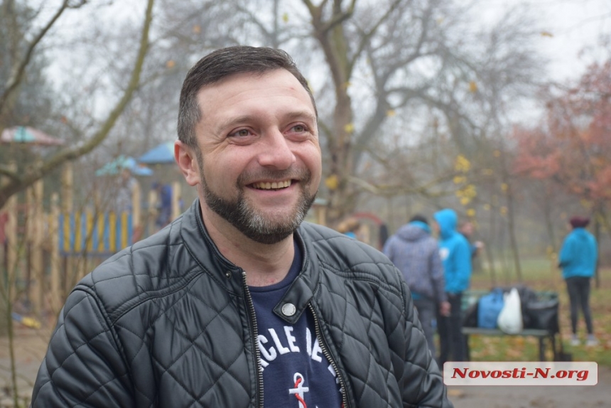 «Меняюсь я и всё вокруг»: в парке Николаева наркозависимые высадили сто деревьев