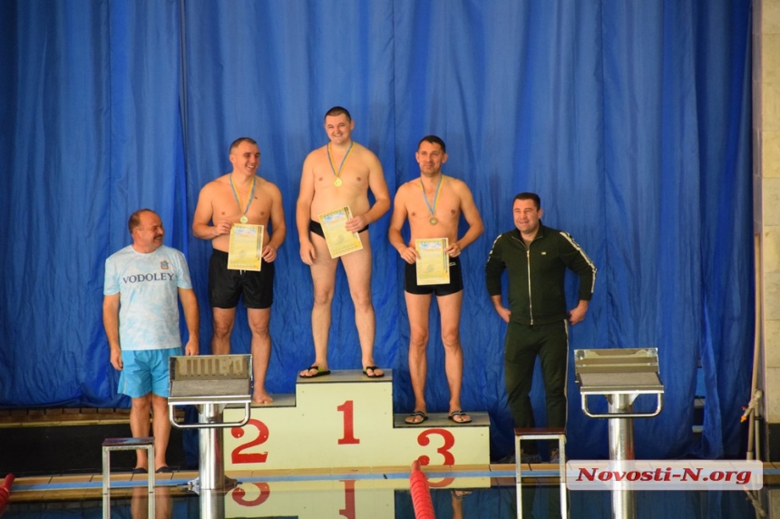 Мэр Сенкевич проплыл 50 метров, прыгнул с вышки и завоевал «серебро». Видео