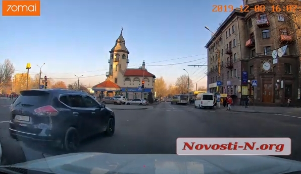 Как ездят в Николаеве: «Ниссан» проскакивает перекресток с  ул. Соборной