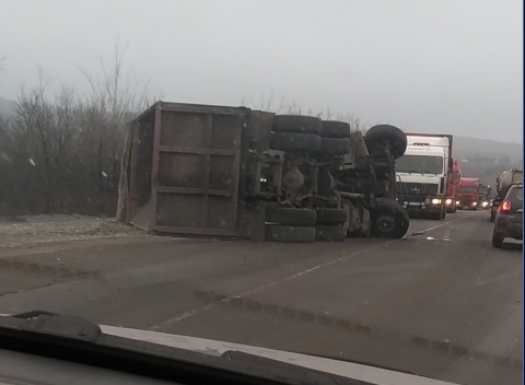На Николаевщине на трассе перевернулся грузовик с щебнем - образовалась пробка