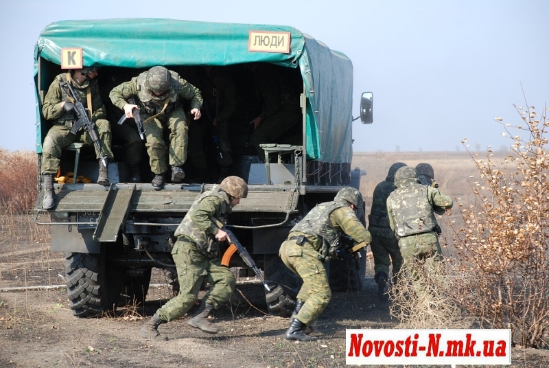 Учения братских народов: Миротворцы из Украины, Беларуси и России захватывали здание и освобождали населенный пункт от бандитов Учения братских народов: Миротворцы из Украины, Беларуси и России захватывали здание и освобождали населенный пункт от бандитов