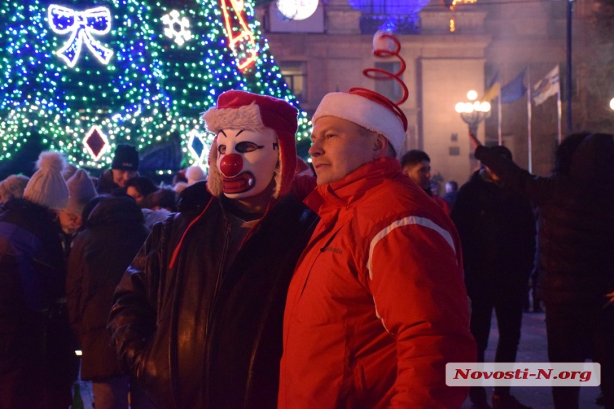 Сотни николаевцев встретили Новый год на площади Соборной