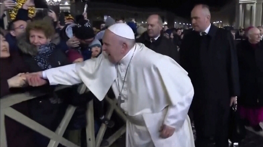Папа Римский в новогоднюю ночь ударил по рукам женщину. Видео