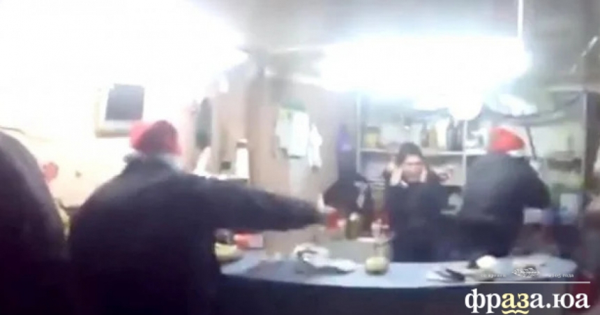 Националисты в масках Санта Клауса устроили погромы в питейных заведениях Мариуполя. Видео