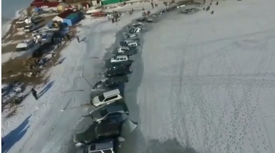 В России 30 машин рыбаков «ушли» под лед. ВИДЕО