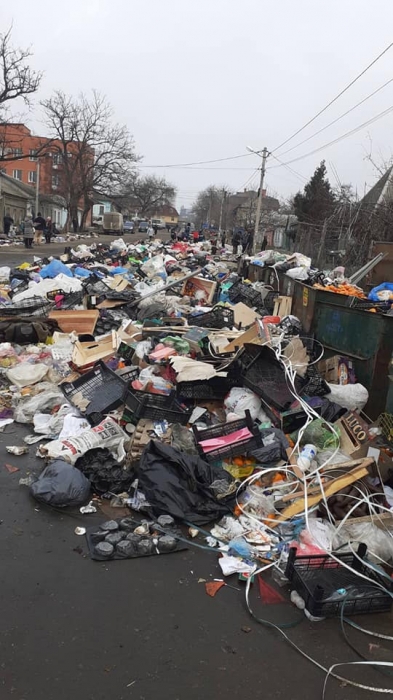 В канун Рождества Николаев утопает мусоре