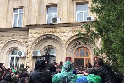 В Абхазии протестующие захватили здание администрации президента. ВИДЕО