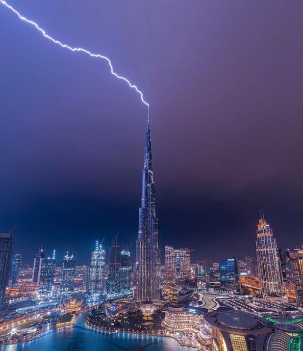 В самый высокий небоскреб Дубая ударила молния. Фото