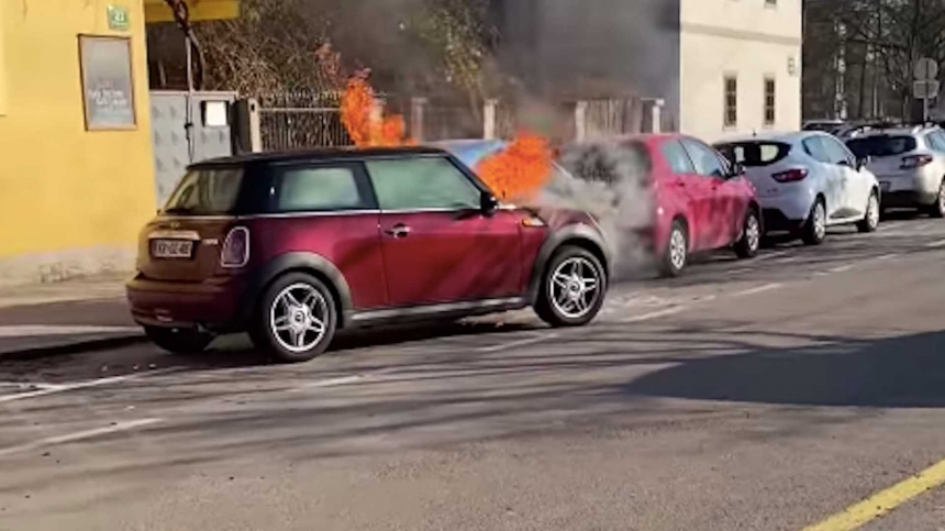 Загоревшийся на улице Mini Cooper, сам поехал и протаранил «Форд». Видео