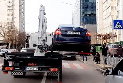 В Киеве появились новые эвакуаторы, которые увозят автомобиль за 2 минуты