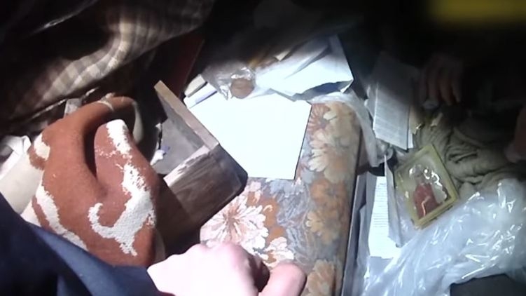 Полиция спасла женщину, которая провела три дня под лавиной мусора в собственной квартире. Видео