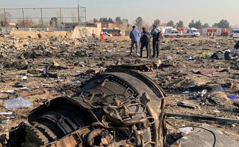 С места крушения самолета МАУ иранцы уносили вещи погибших и обломки «на память»