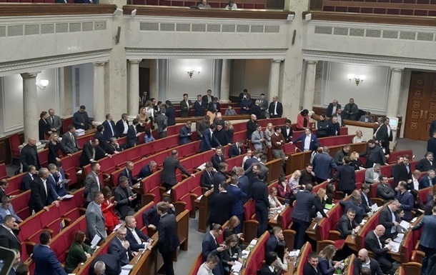 Опрос показал, какую зарплату депутатов украинцы считают достаточной