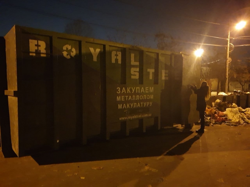 Сенкевич vs Шарий: к свалке добавили контейнер для мусора, который закрывает окна дома