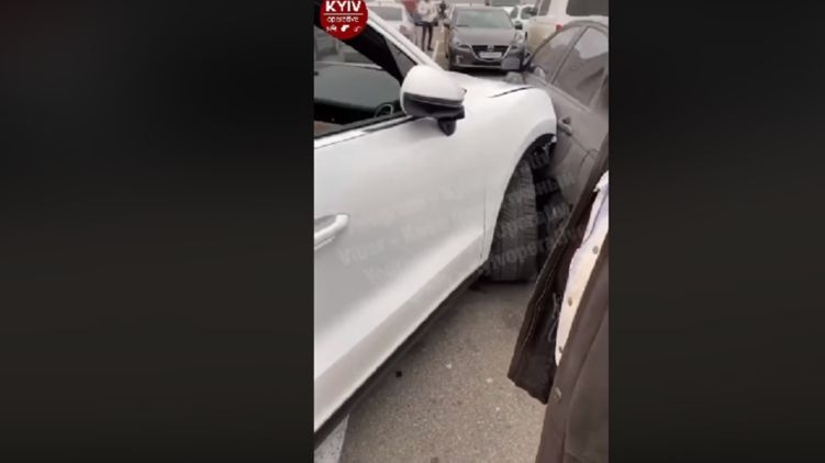 В Киеве пьяная дама за рулем Porsche разбила шесть авто на парковке. Видео
