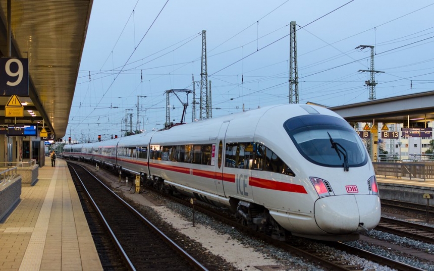 Скоростной поезд Deutsche Bahn 
