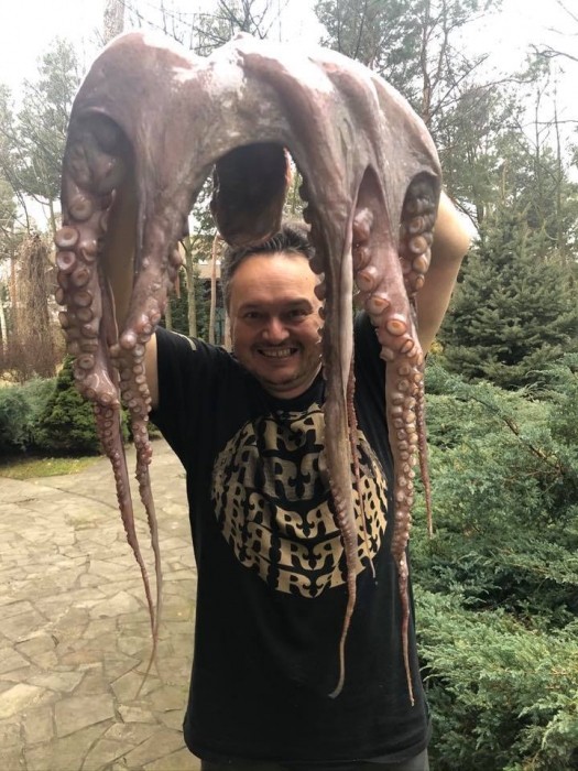 Экс-губернатор Николаевщины на рыбалке поймал большого осьминога и подал его на стол друзьям