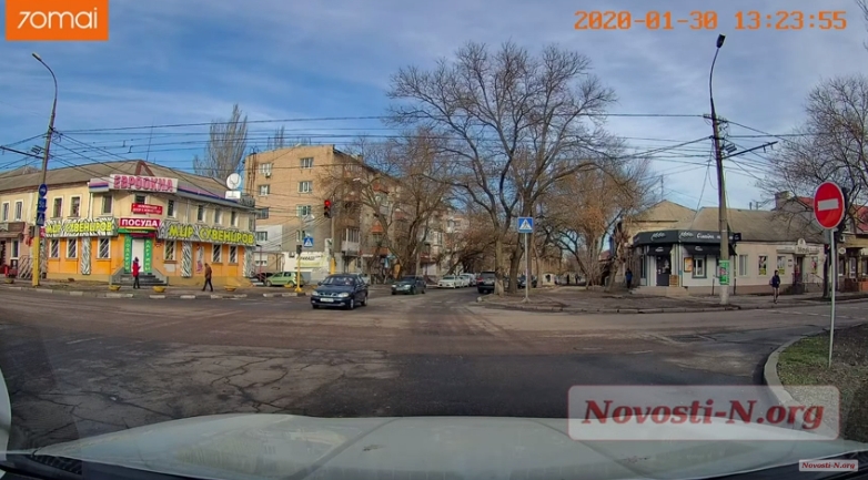 Как ездят в Николаеве: нетерпеливый водитель проезжает «на красный»
