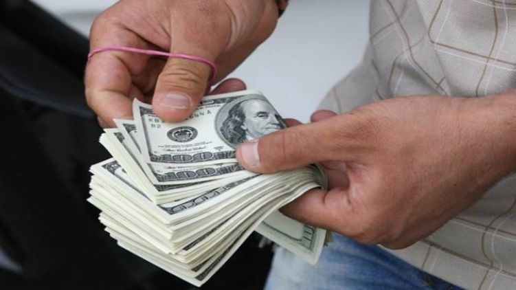 В Киеве грабитель под видом покупателя валюты вырвал из рук продавца 30 тысяч долларов