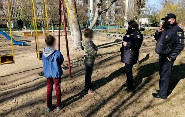 В Херсонской области дети сами играли у подъезда: их родителей оштрафовали