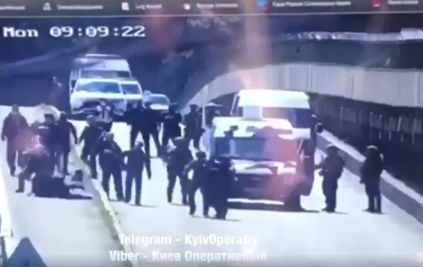 Появилось видео задержания киевского минера моста Метро