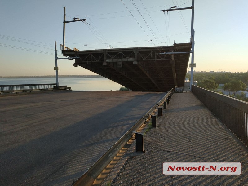 В Николаеве самопроизвольно развелся мост через Ингул — движение полностью заблокировано