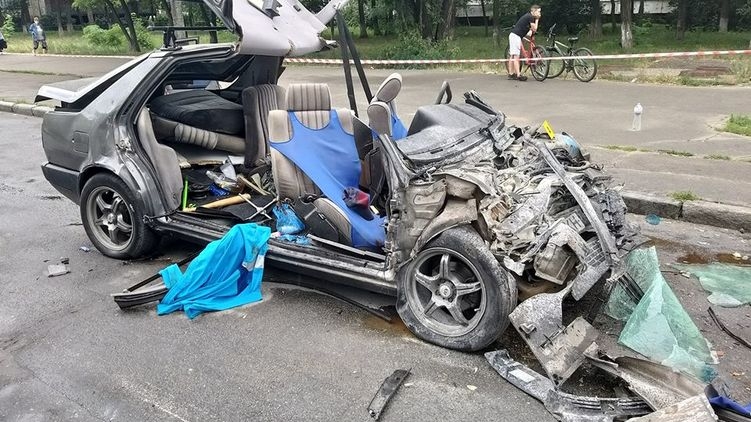 В Киеве Mercedes вылетел на встречную и врезался в маршрутку: серьезно травмированы три человека