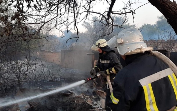 На востоке Украины спасатели продолжают тушить лесные пожары