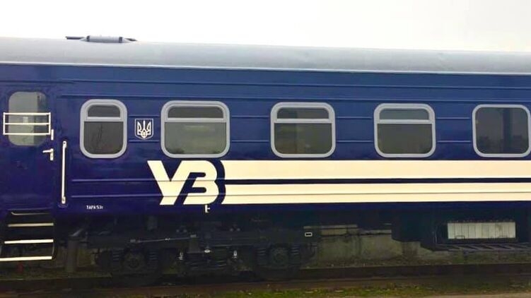 «Укрзализныця» перекрасит вагоны пассажирских поездов. ФОТО
