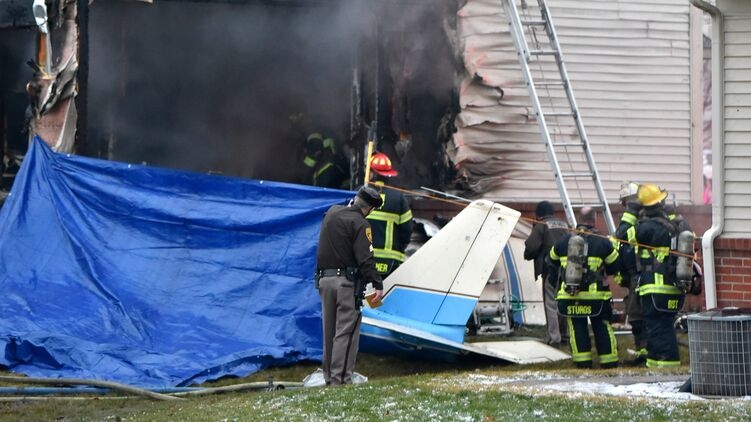 В США самолет рухнул на жилой дом, погибла целая семья