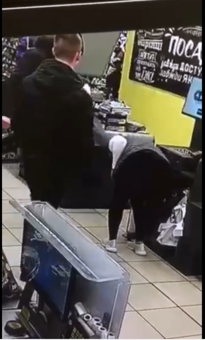 Неадекватный покупатель ударил девушку-кассира ногой по лицу. Видео