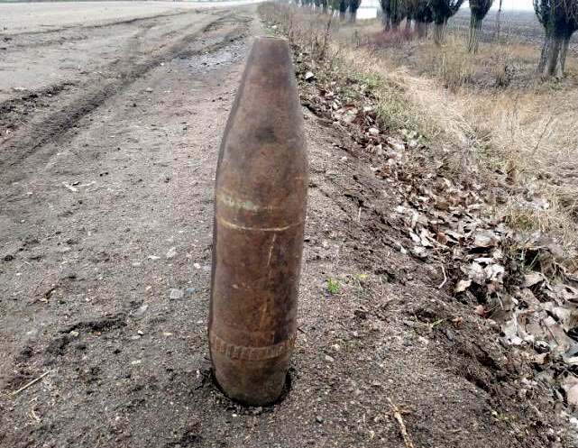 На обочине дороги в Николаевской области мужчина нашел артснаряд