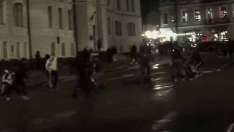 В Киеве толпа избила двух геев, которые заступились за девушку. Видео