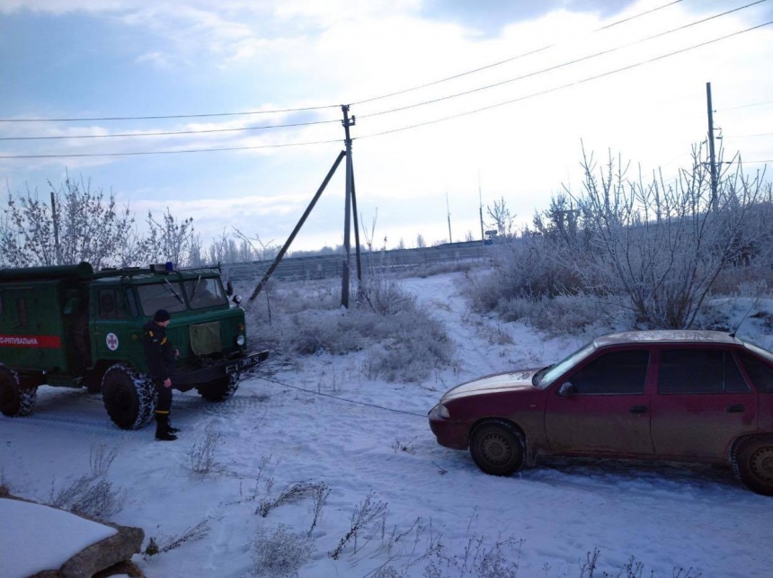 В Николаевской области спасатели дважды вытаскивали автомобили, застрявшие в сугробах и на бездорожье