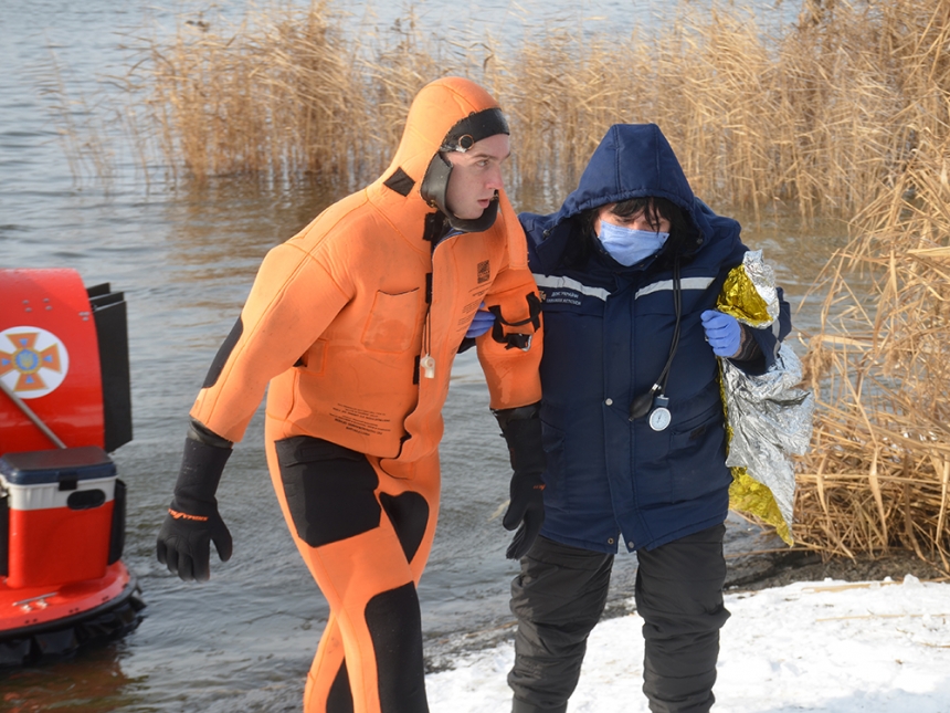 Николаевские спасатели в преддверии Крещения тренировались вытаскивать из реки тонущих людей