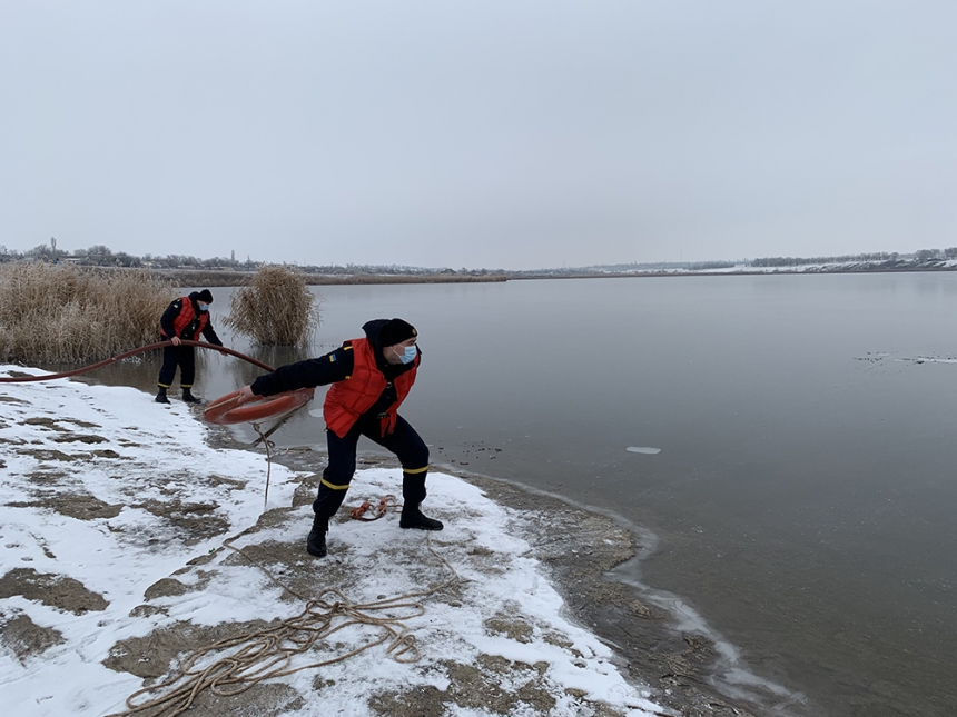 Николаевские спасатели в преддверии Крещения тренировались вытаскивать из реки тонущих людей