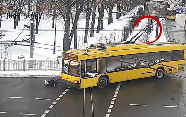В Киеве троллейбус сбил женщину на переходе. ВИДЕО