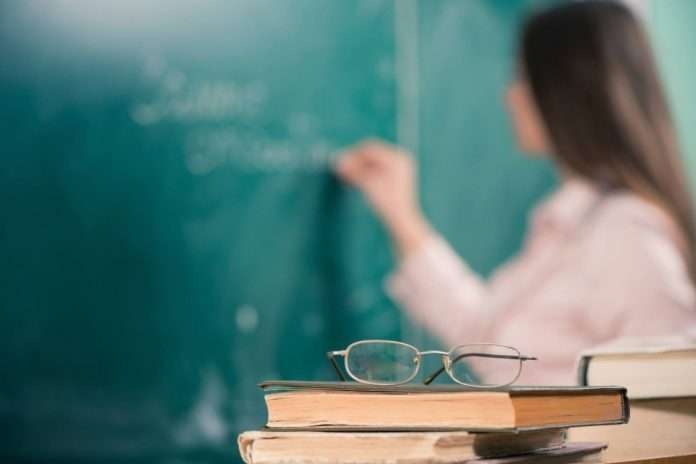 В МОН из-за пандемии на четверть повысят зарплаты педагогам