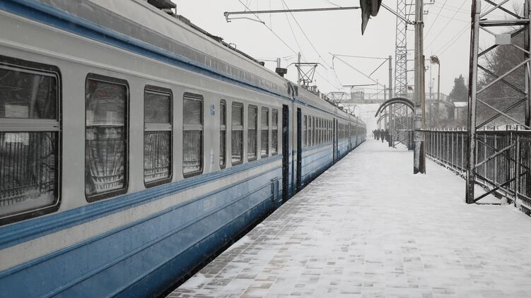 В поезде «Киев-Ворохта» вещи пассажирки примерзли к окну. ВИДЕО